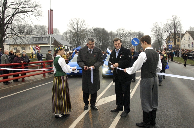 Bauskā Lāčplēša dienā svinīgi atklāts jaunais Mūsas tilts