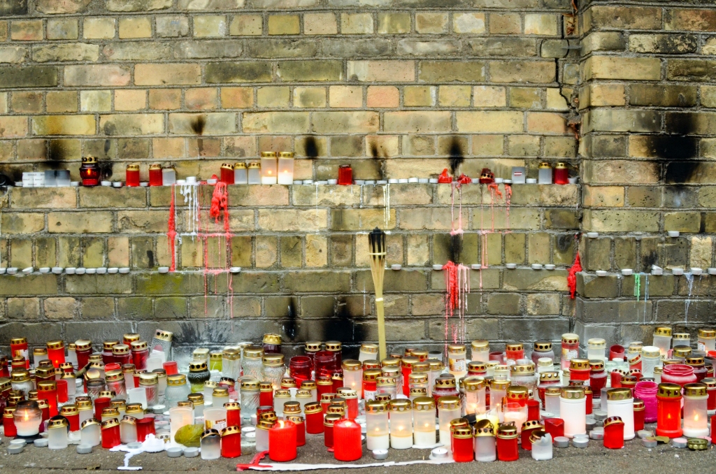 FOTO: Svecītes izdegušas; mūris cietis mazāk