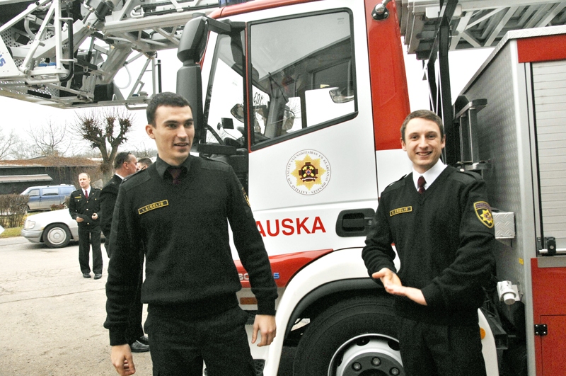 Apbalvo labākos ugunsdzēsējus