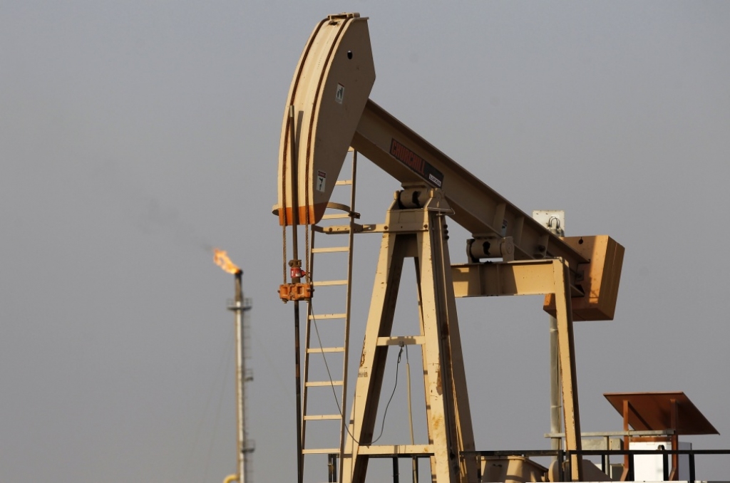 OPEC ražošanas apjomus nemazinās; naftas cena pēc lēmuma nogāžas