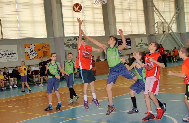 Skolēni sacenšas basketbolā