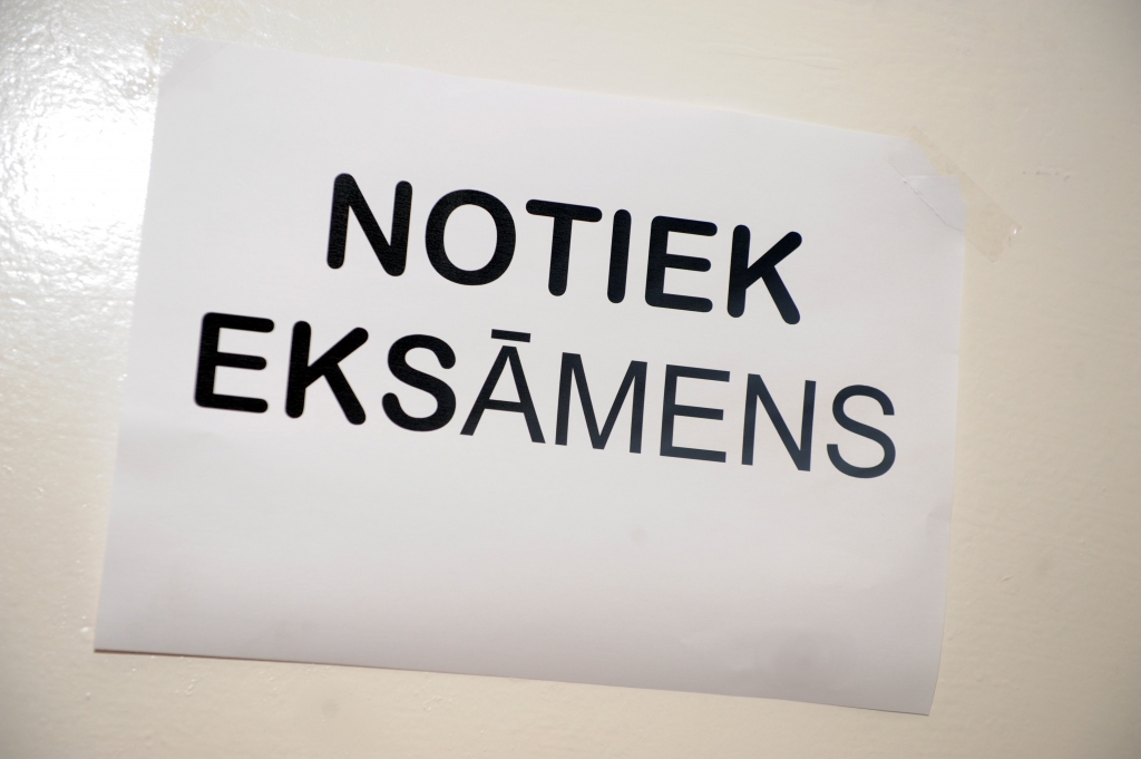 ES prezidentūra iejaucas centralizēto eksāmenu grafikā