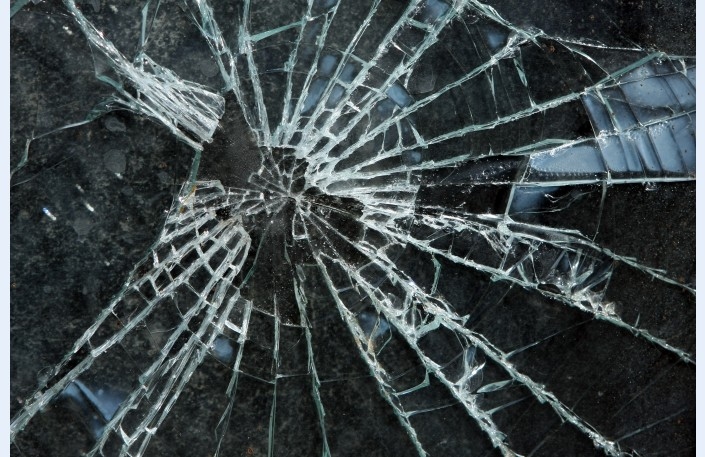Iecavā, apgāžoties auto, cieš šoferis