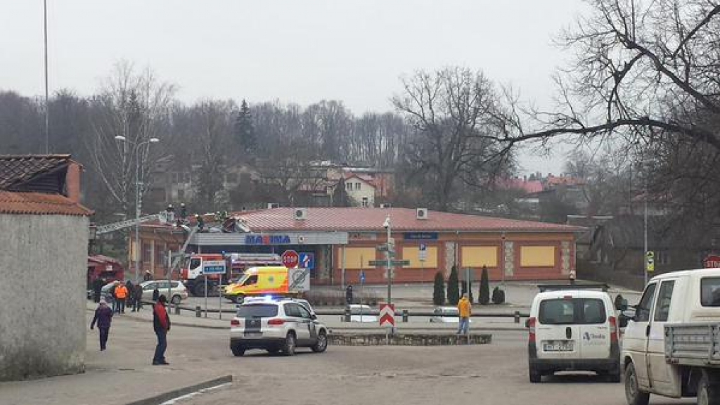 FOTO: Cēsīs aizdegas Maxima jumts