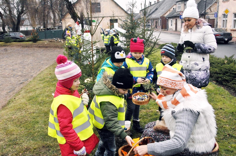 Eglītes pušķo lieli un mazi