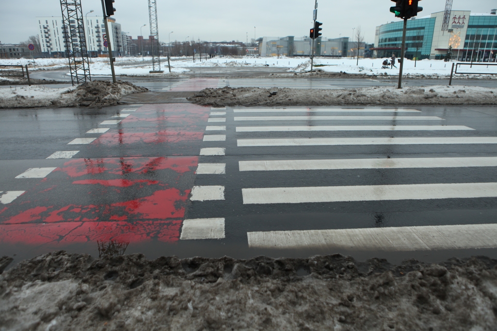 Autoceļi pirmdienas rīta apledojuši