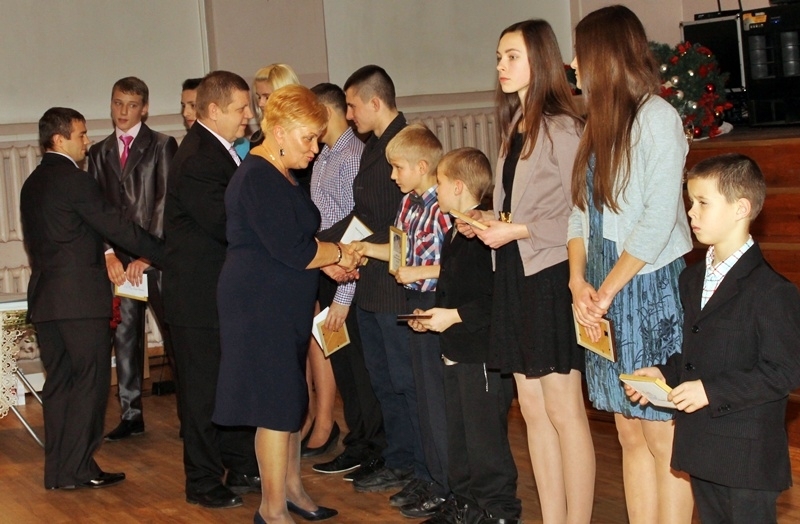 Sumina laureātus un uzvarējušās mācību iestādes