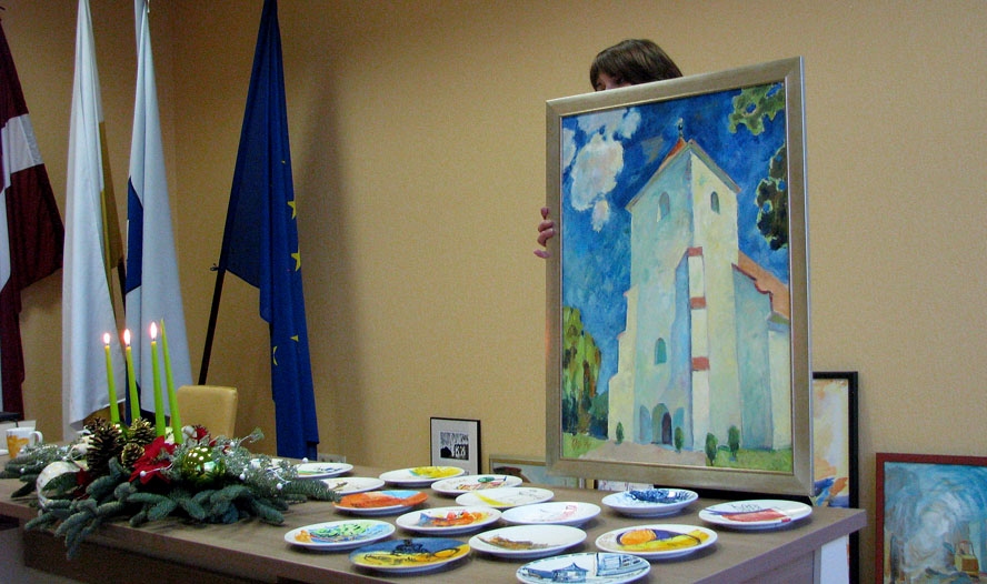 Pašvaldībai dāvā gleznas