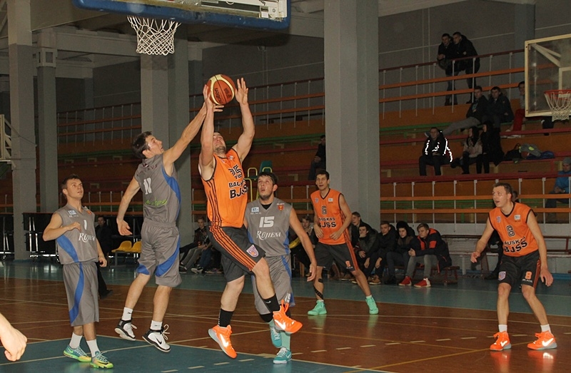 Basketbolisti uzveic grupas līderus