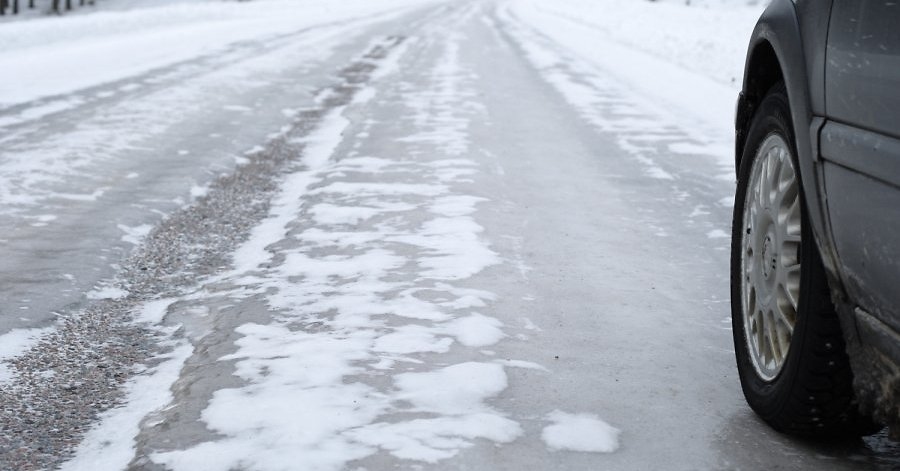 Nenovalda auto uz slidena ceļa