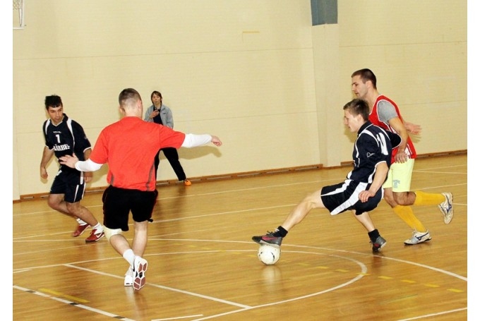 Vallē futbolu spēlēs naktī