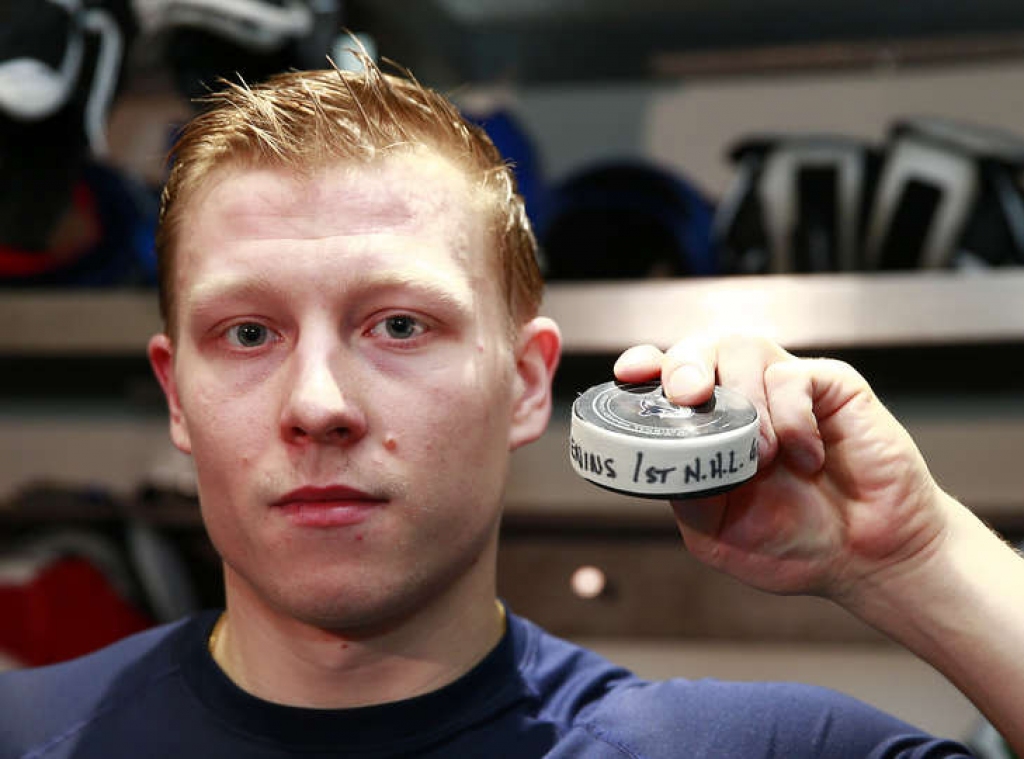 VIDEO, FOTO: Ķēniņš iemet pirmo ripu NHL