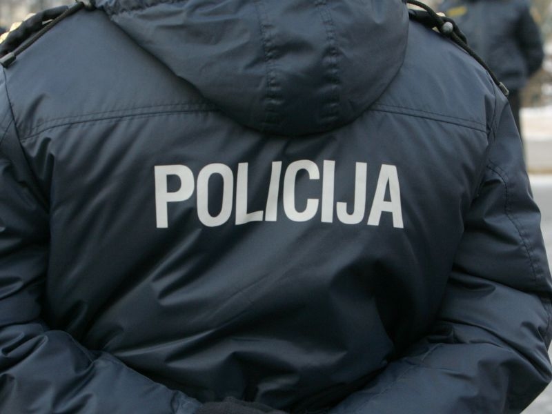 Kravas auto nolauž ceļa zīmi