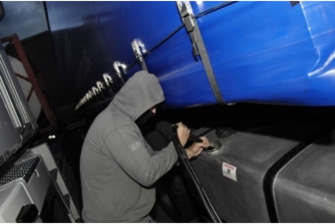 Kravas automobilim nozog degvielu