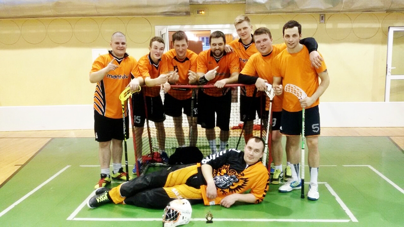Florbola entuziasti tiekas turnīrā Sesavā
