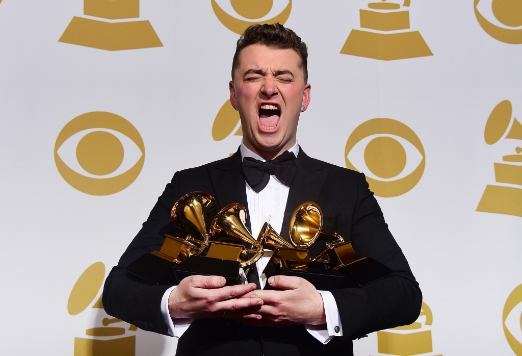 Grammy balvu pasniegšanā triumfē Sems Smits