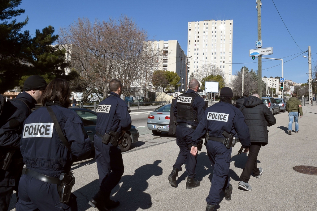 Marseļas piepilsētā vīri kapucēs šauj uz policiju