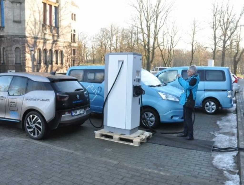 Foto: Liepājā prezentē elektromobiļus