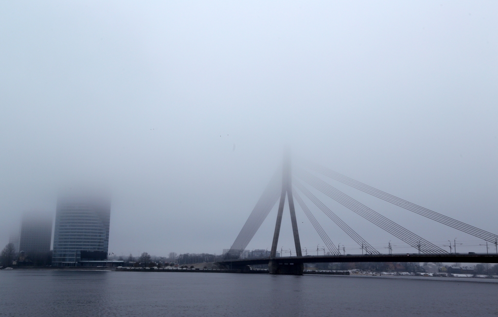 Tviterpērles: Latviju pārņēmusi miglas tante