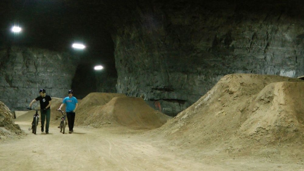 Dziļi pazemē durvis vēris pasaulē lielākais iekštelpu veloparks