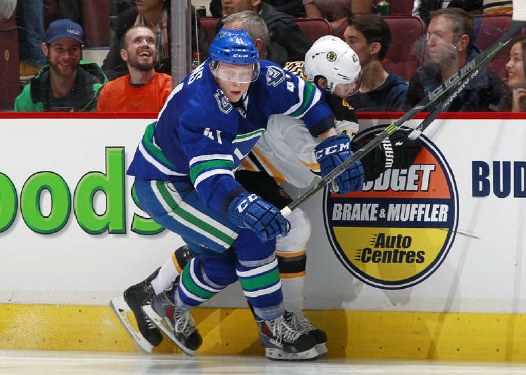 Ķēniņš izdara astoņus spēka paņēmienus, Canucks uzvar