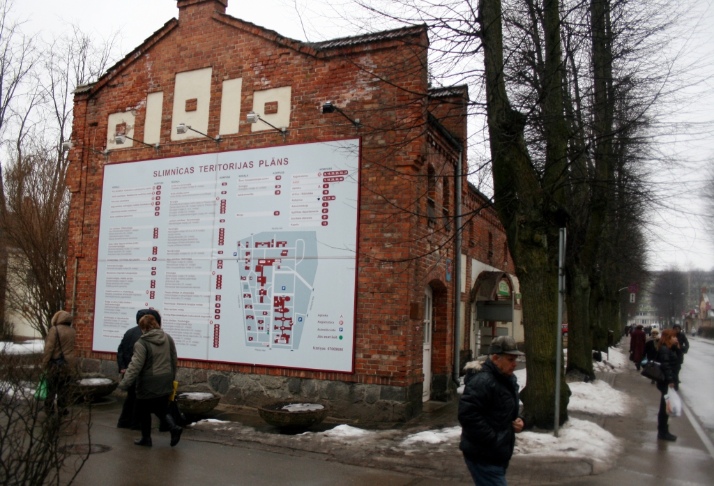 Stradiņa slimnīca būvdarbu pārtraukšanu skaidro ar uzdevumu nodrošināt jaunceltnes kvalitāti un drošību