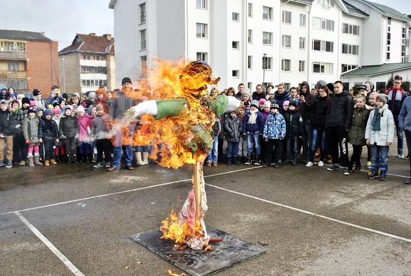 Bauskas 2. vidusskolā izdzīvo Masļeņicas tradīcijas
