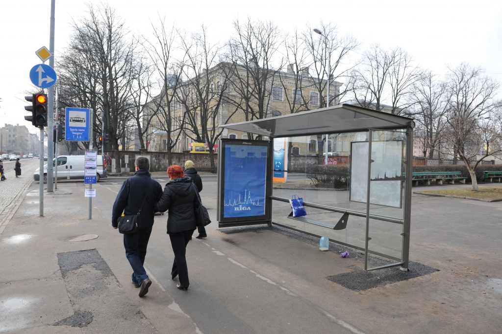 Jaunās pieturvietu nojumes Rīgas ielās nonākušas šaubīgā veidā
