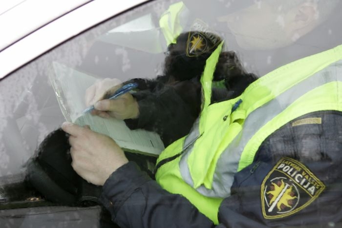 Auto uzripo virsū citai mašīnai