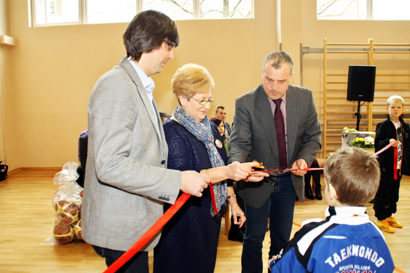 Svinīgi atklāta Bauskas 2. vidusskolas sporta zāle