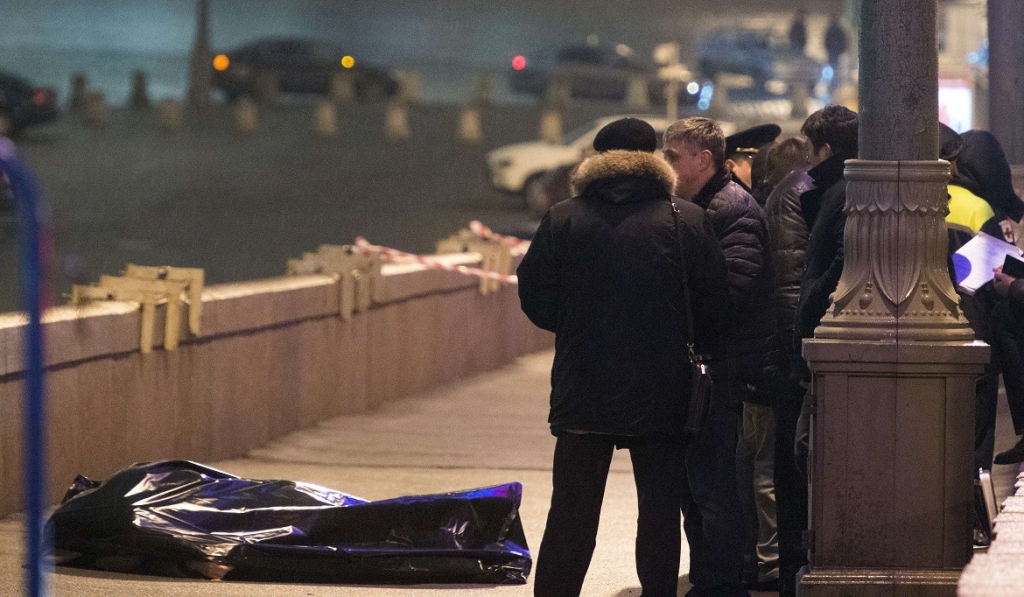 papildināts (16:11) - Aizturēti divi vīrieši aizdomās par Ņemcova slepkavību
