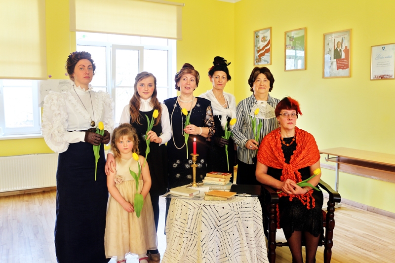 Izspēlē dzejnieces dzīvi