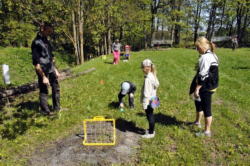 Mežotnes pilskalnā aktīvi laiku vada ģimenes