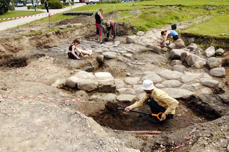 Arheologi pēta veco Rundāles pili