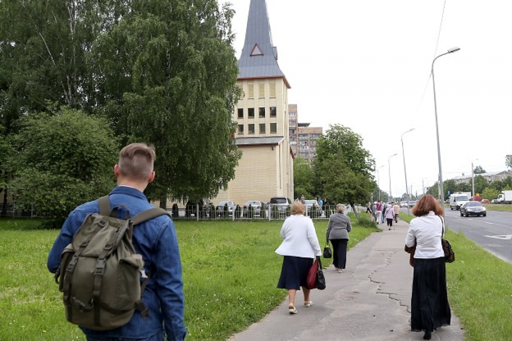 FOTO: Sv.Antona Romas katoļu baznīcas iesvētīšana pulcē simtus