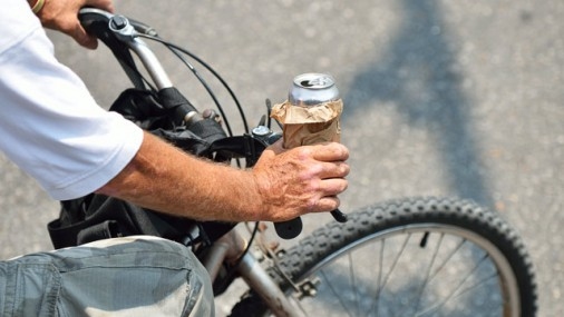 Vecumniekos par 200 eiro kukuļa došanu aiztur iereibušu velosipēdistu