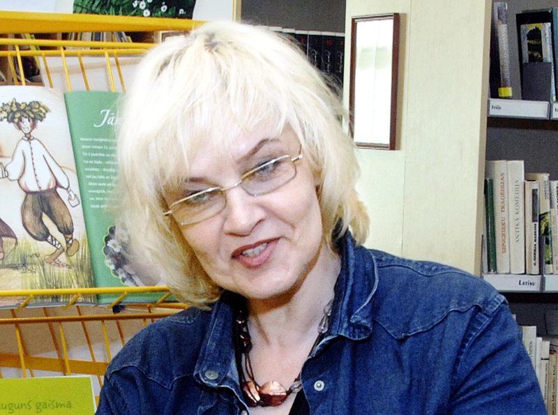 Bibliotēkā skatāma Jāņu dienas izstāde