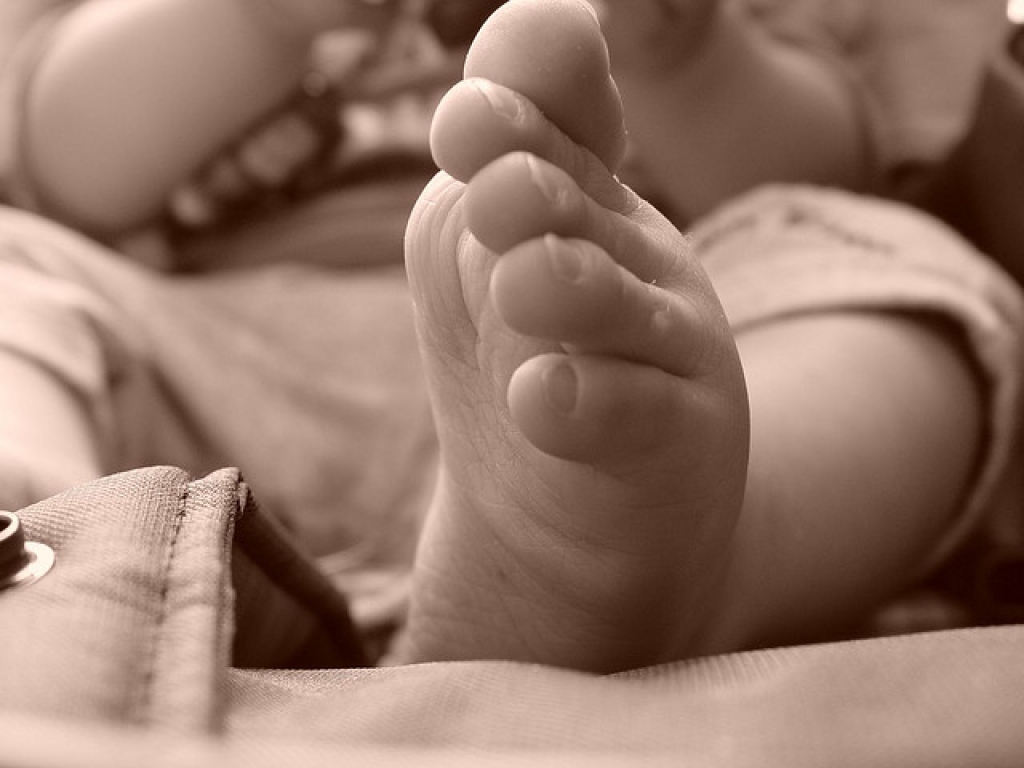 Saņemot padomus pa tālruni, pieaugušajiem izdodas atdzīvināt dīķī iekritušu bērnu