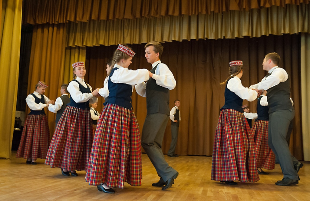 Zilupes krievvalodīgie skolēni atkal danco latviešu tautas dejas 
