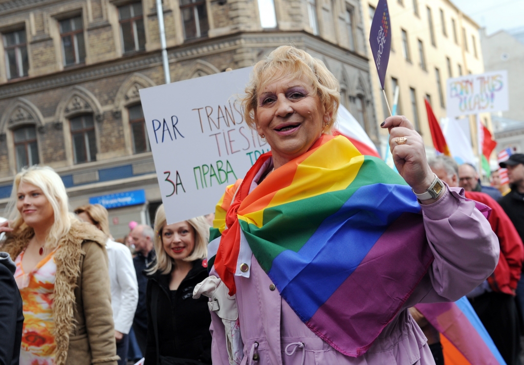 papildināts (16:33) - FOTO: Eiropraida gājienā piedalījušies 5000 cilvēku; aizturēts Orols un vēl divi vīrieši