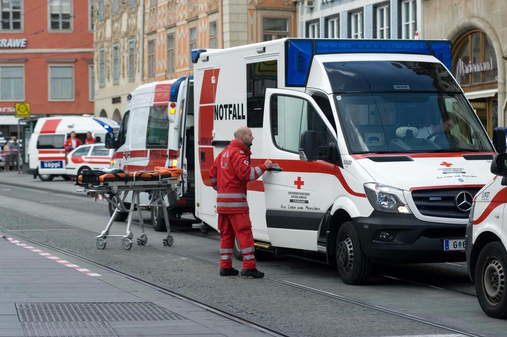 papildināts (9:12) - Traģēdija Austrijā: Auto ar 100 km/h ietriecas pūlī, ir bojāgājušie