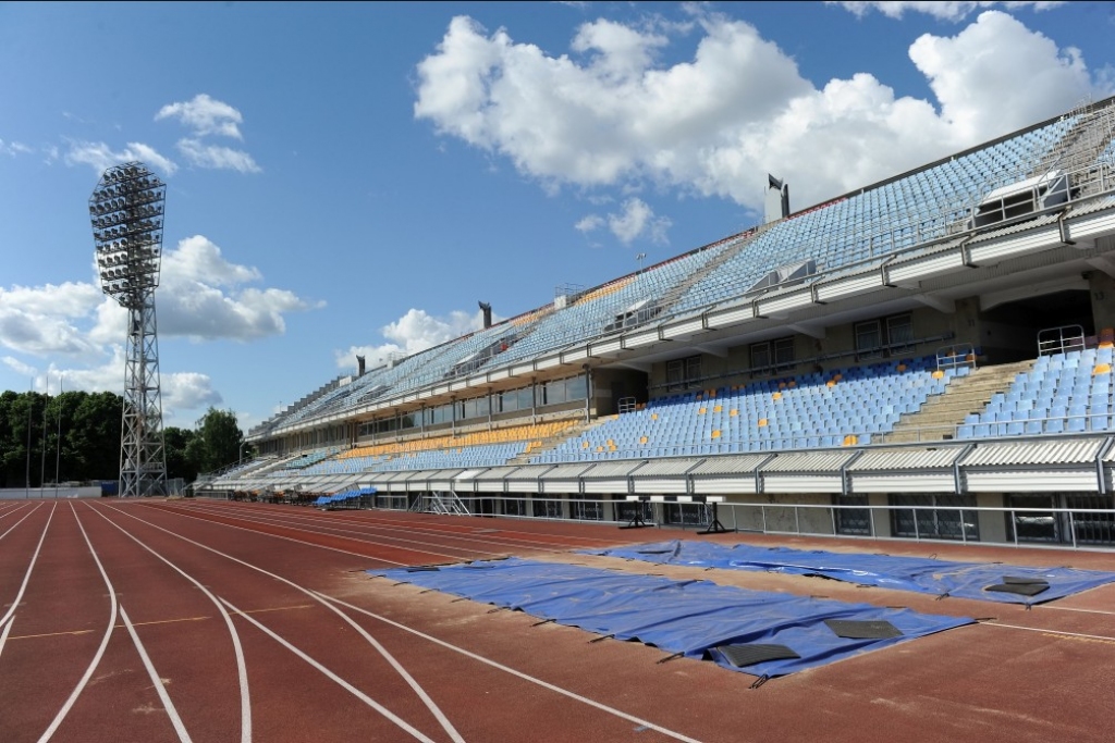 FOTO: Daugavas stadiona pielabošana pirms skolēnu dziesmu un deju svētkiem