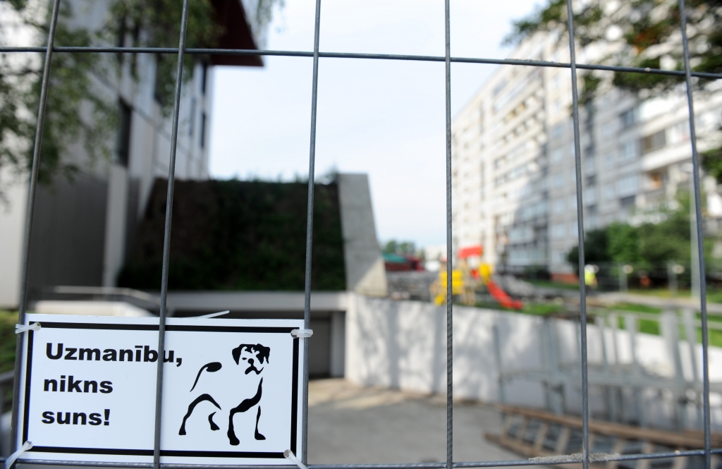 Pašas suns sejā un galvā sakož četrgadīgu meitenīti