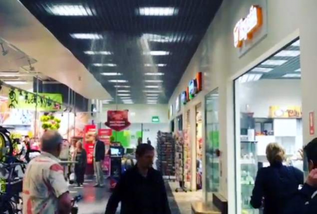 VIDEO: Rimi Valdemārs jumts no lietus neglābj; ūdens gāžas iekšā caur griestiem