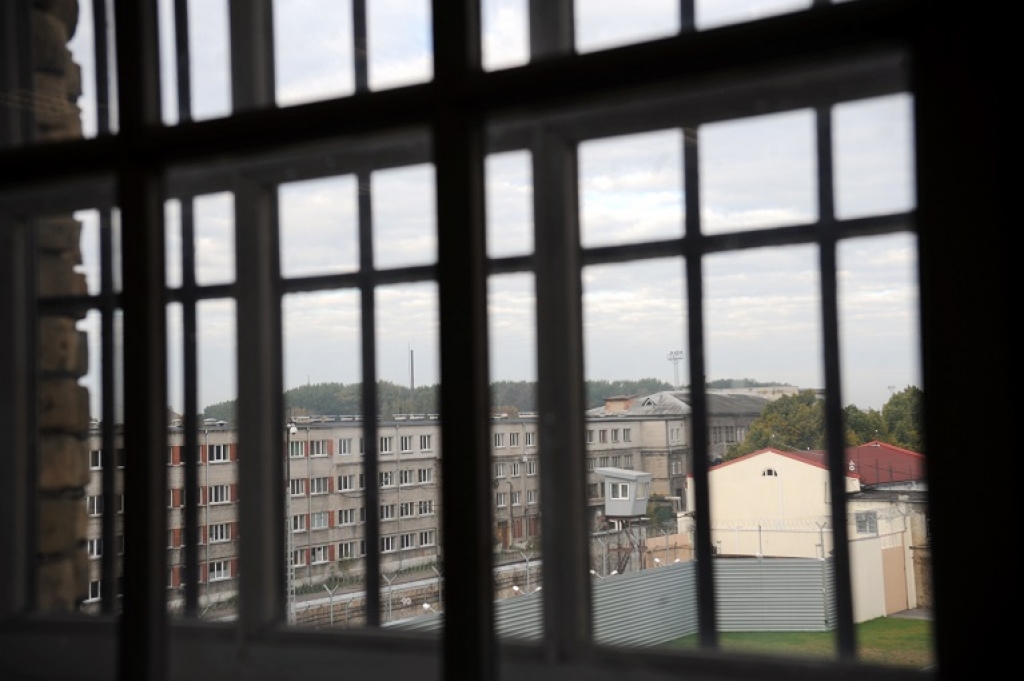 Nekvalitatīvu slāpētāju dēļ cietumnieki bez problēmām izmanto mobilos tālruņus
