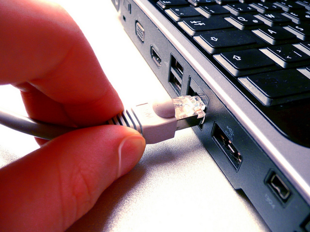 Pētījums: Visaktīvāk internetu Latvijā lieto darba dienu vakaros plkst.22