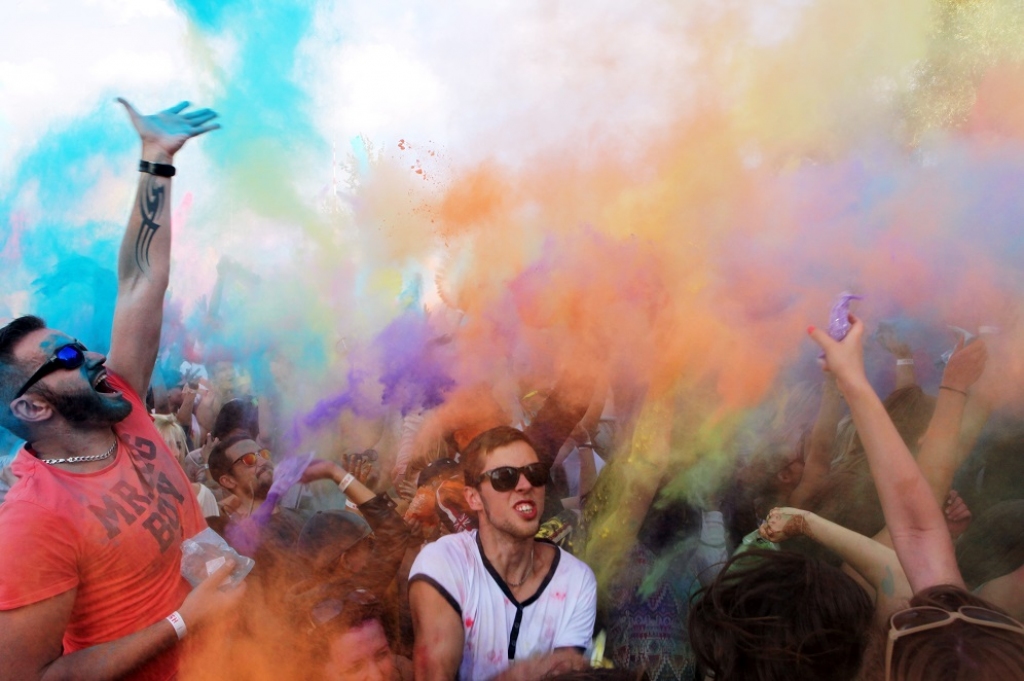 FOTO: Pārkrāsošanās un toņu spēles festivālā Holi