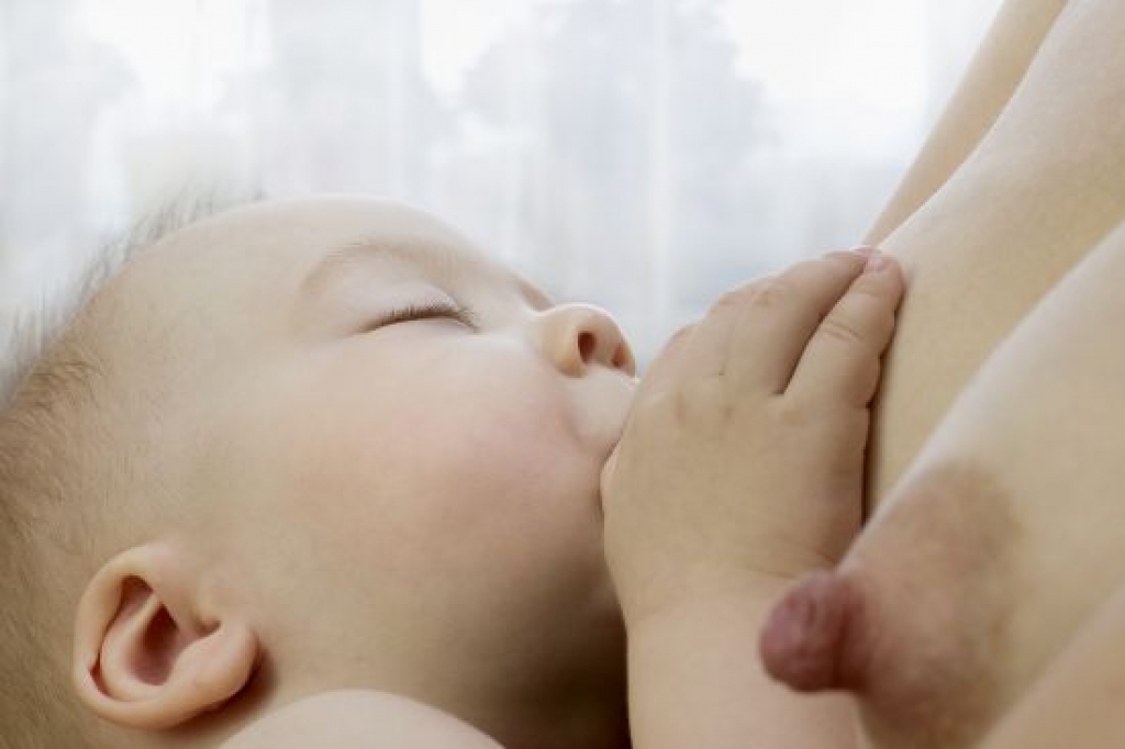 Jaunās māmiņas zināšanu trūkuma dēļ var izvēlēties bērnu ar krūti nebarot