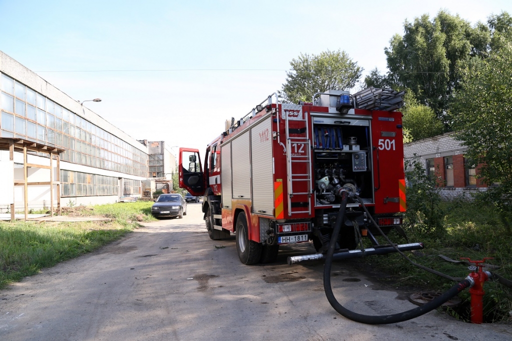 Pēc četrarpus diennaktīm lokalizēts ugunsgrēks mēbeļu ražotnē Imantā