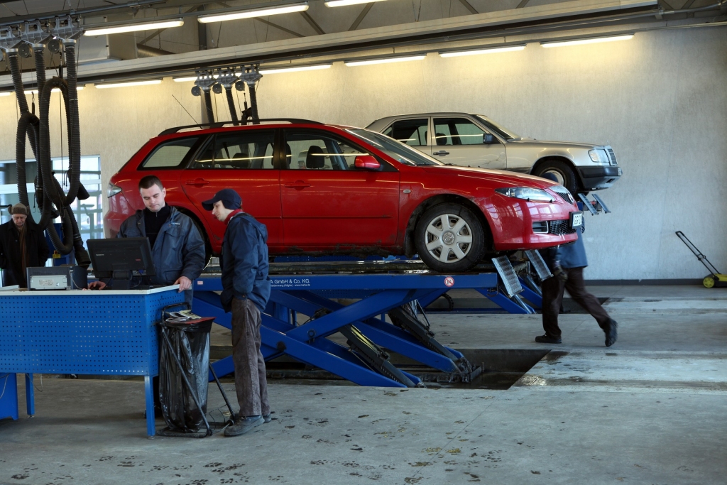 Plāno paaugstināt auto tehniskās apskates un autovadīšanas eksāmena cenu